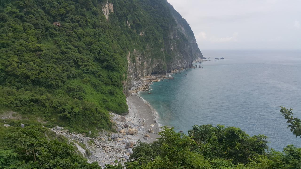 五葉松民宿-電梯民宿 近慈濟中小學及慈科大及人社院 Kota Hualien Bagian luar foto